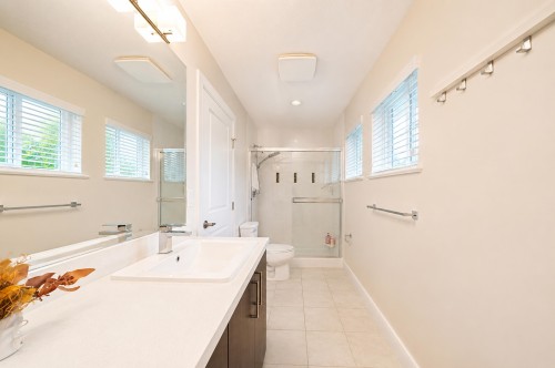 10499 Mceachern Street, Maple Ridge, BC - Indoor Photo Showing Bathroom