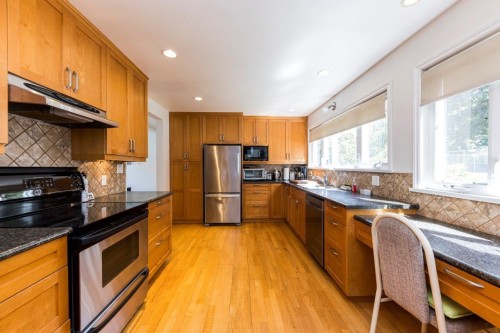 1140 Pinewood Crescent, North Vancouver, BC - Indoor Photo Showing Kitchen