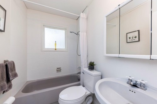 1140 Pinewood Crescent, North Vancouver, BC - Indoor Photo Showing Bathroom