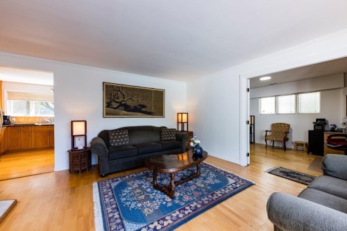 1140 Pinewood Crescent, North Vancouver, BC - Indoor Photo Showing Living Room