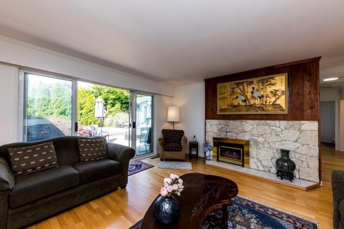 1140 Pinewood Crescent, North Vancouver, BC - Indoor Photo Showing Living Room With Fireplace