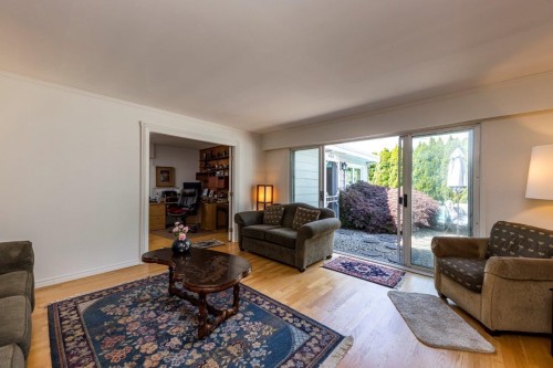 1140 Pinewood Crescent, North Vancouver, BC - Indoor Photo Showing Living Room
