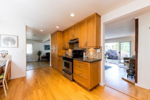 1140 Pinewood Crescent, North Vancouver, BC - Indoor Photo Showing Kitchen