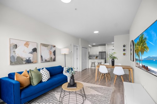 202-22577 Royal Crescent, Maple Ridge, BC - Indoor Photo Showing Living Room
