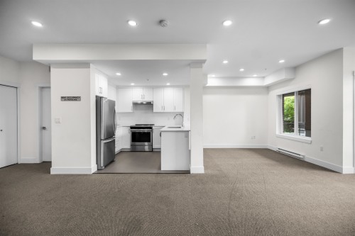 202-22577 Royal Crescent, Maple Ridge, BC - Indoor Photo Showing Kitchen