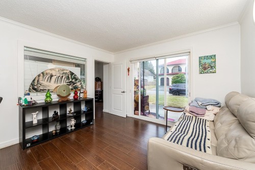 7920 Frobisher Drive, Richmond, BC - Indoor Photo Showing Living Room