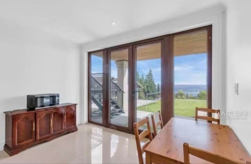1327 Chartwell Dr, Vancouver, BC 
