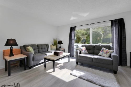 25-315 Schoolhouse Street, Coquitlam, BC - Indoor Photo Showing Living Room