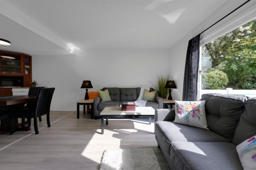 25-315 Schoolhouse Street, Coquitlam, BC - Indoor Photo Showing Living Room