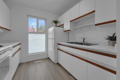 25-315 Schoolhouse Street, Coquitlam, BC - Indoor Photo Showing Kitchen With Double Sink
