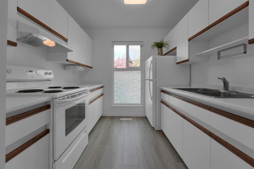 25-315 Schoolhouse Street, Coquitlam, BC - Indoor Photo Showing Kitchen With Double Sink