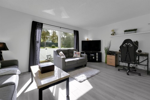 25-315 Schoolhouse Street, Coquitlam, BC - Indoor Photo Showing Living Room