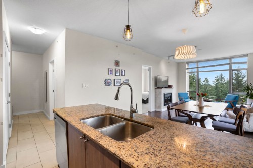 1908-280 Ross Drive, New Westminster, BC - Indoor Photo Showing Kitchen With Double Sink
