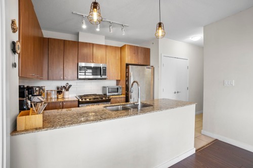 1908-280 Ross Drive, New Westminster, BC - Indoor Photo Showing Kitchen With Double Sink
