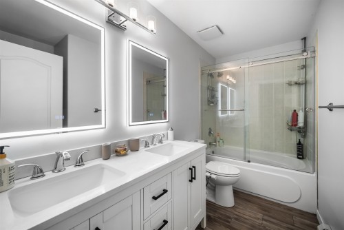 2253 Parkway Boulevard, Coquitlam, BC - Indoor Photo Showing Bathroom