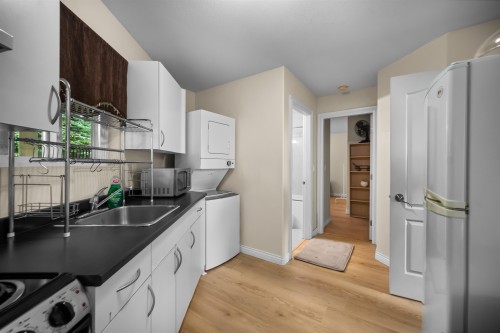 2253 Parkway Boulevard, Coquitlam, BC - Indoor Photo Showing Kitchen