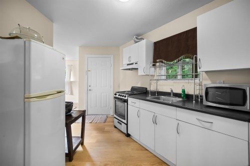 2253 Parkway Boulevard, Coquitlam, BC - Indoor Photo Showing Kitchen