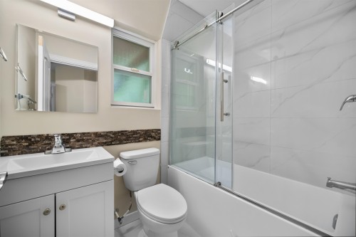 2253 Parkway Boulevard, Coquitlam, BC - Indoor Photo Showing Bathroom