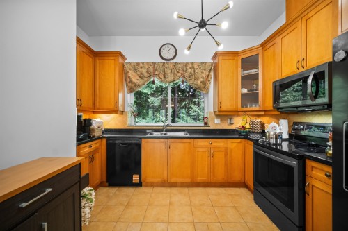 2253 Parkway Boulevard, Coquitlam, BC - Indoor Photo Showing Kitchen With Double Sink