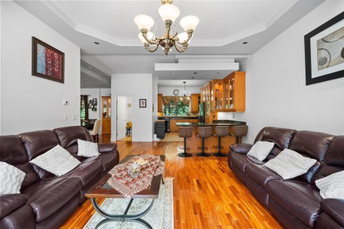 2253 Parkway Boulevard, Coquitlam, BC - Indoor Photo Showing Living Room