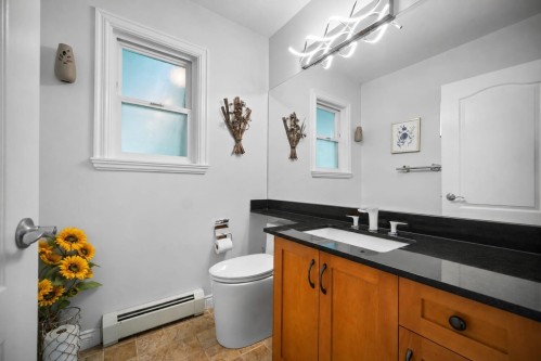 2253 Parkway Boulevard, Coquitlam, BC - Indoor Photo Showing Bathroom