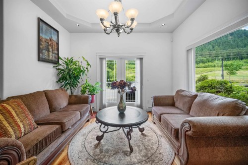 2253 Parkway Boulevard, Coquitlam, BC - Indoor Photo Showing Living Room
