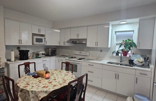 5350 Cecil Street, Vancouver, BC - Indoor Photo Showing Kitchen With Double Sink