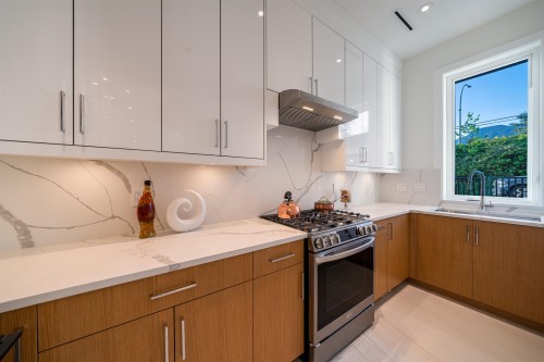 214 24Th Street W, North Vancouver, BC 