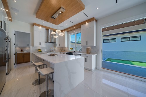 214 24Th Street W, North Vancouver, BC 