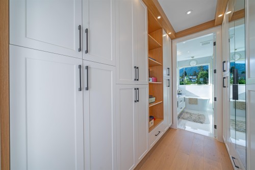 214 24Th Street W, North Vancouver, BC 