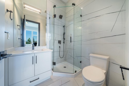 214 24Th Street W, North Vancouver, BC 