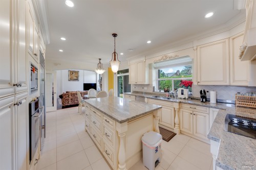 7411 Lucas Road, Richmond, BC - Indoor Photo Showing Kitchen With Double Sink With Upgraded Kitchen