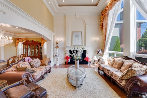 7411 Lucas Road, Richmond, BC - Indoor Photo Showing Living Room