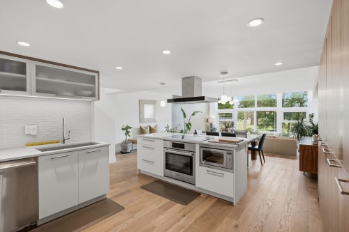 101-1350 View Crescent, Delta, BC - Indoor Photo Showing Kitchen With Upgraded Kitchen