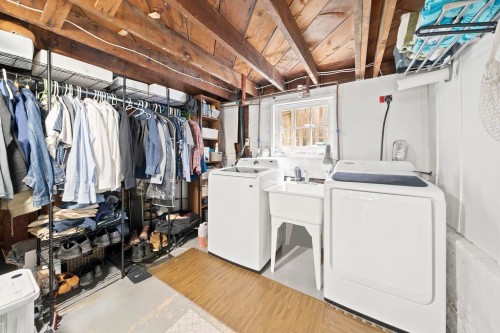 3750 17Th Avenue W, Vancouver, BC - Indoor Photo Showing Laundry Room