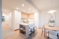205-585 Kemsley Avenue  Coquitlam, BC V3J 3Z1