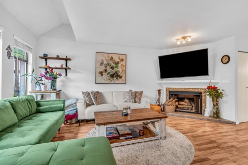 3-98 Begin Street, Coquitlam, BC - Indoor Photo Showing Living Room With Fireplace