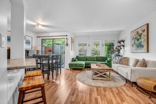 3-98 Begin Street, Coquitlam, BC - Indoor Photo Showing Living Room
