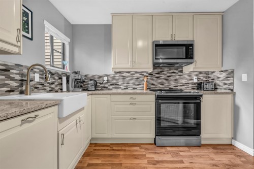 3-98 Begin Street, Coquitlam, BC - Indoor Photo Showing Kitchen With Upgraded Kitchen
