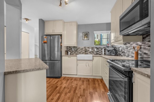 3-98 Begin Street, Coquitlam, BC - Indoor Photo Showing Kitchen With Upgraded Kitchen