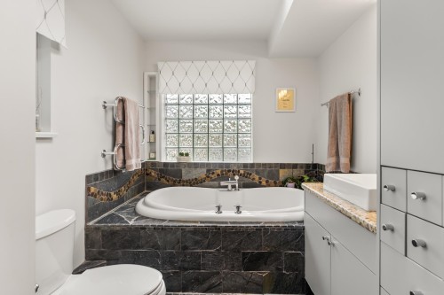 2146 14Th Avenue W, Vancouver, BC 
