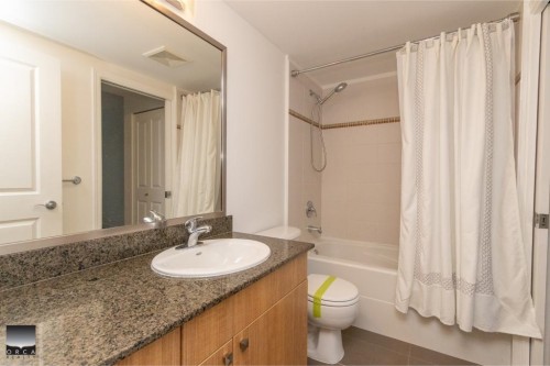 707-9232 University Crescent, Burnaby, BC - Indoor Photo Showing Bathroom