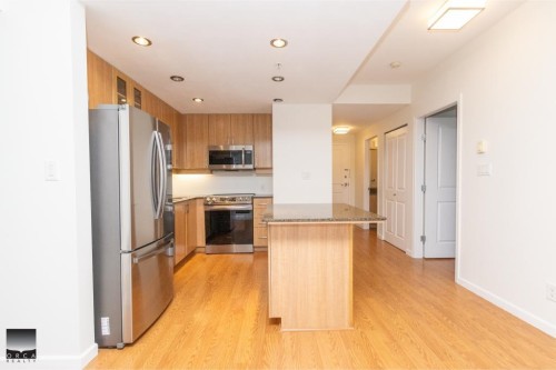 707-9232 University Crescent, Burnaby, BC - Indoor Photo Showing Kitchen