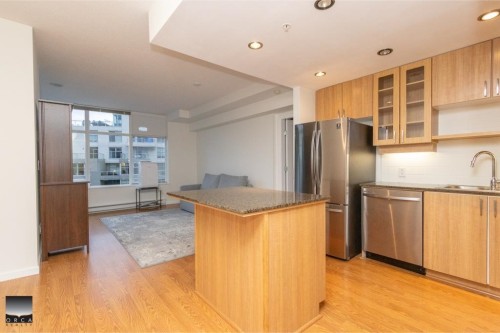 707-9232 University Crescent, Burnaby, BC - Indoor Photo Showing Kitchen