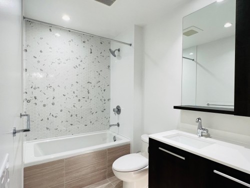 1702-567 Clarke Road, Coquitlam, BC - Indoor Photo Showing Bathroom