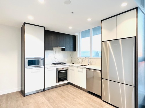 1702-567 Clarke Road, Coquitlam, BC - Indoor Photo Showing Kitchen With Upgraded Kitchen