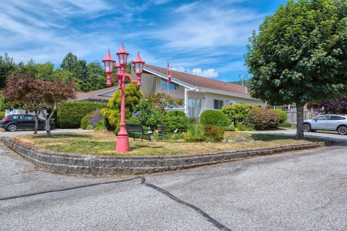8-820 Kiwanis Way, Gibsons, BC 