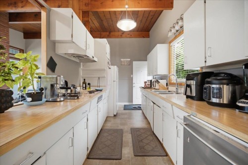 2206 Pinecrest Avenue, Coquitlam, BC 