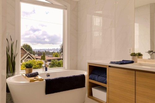 351 28Th Street W, North Vancouver, BC 