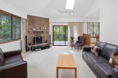 2030 Jordan Drive, Burnaby, BC - Indoor Photo Showing Living Room